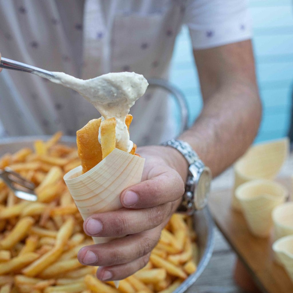 Asif catering_008_ מלצר מוזג קרם טרטר על מנת פיש אנד צ'יפס