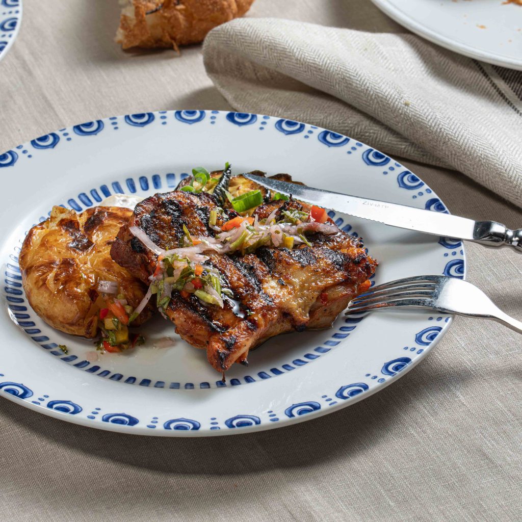 Asif catering_010_ נתח אנטריקוט מיושן, רוטב דמי גלאס ותפוח אדמה רוטסרי מוגש בצלחת מעוטרת