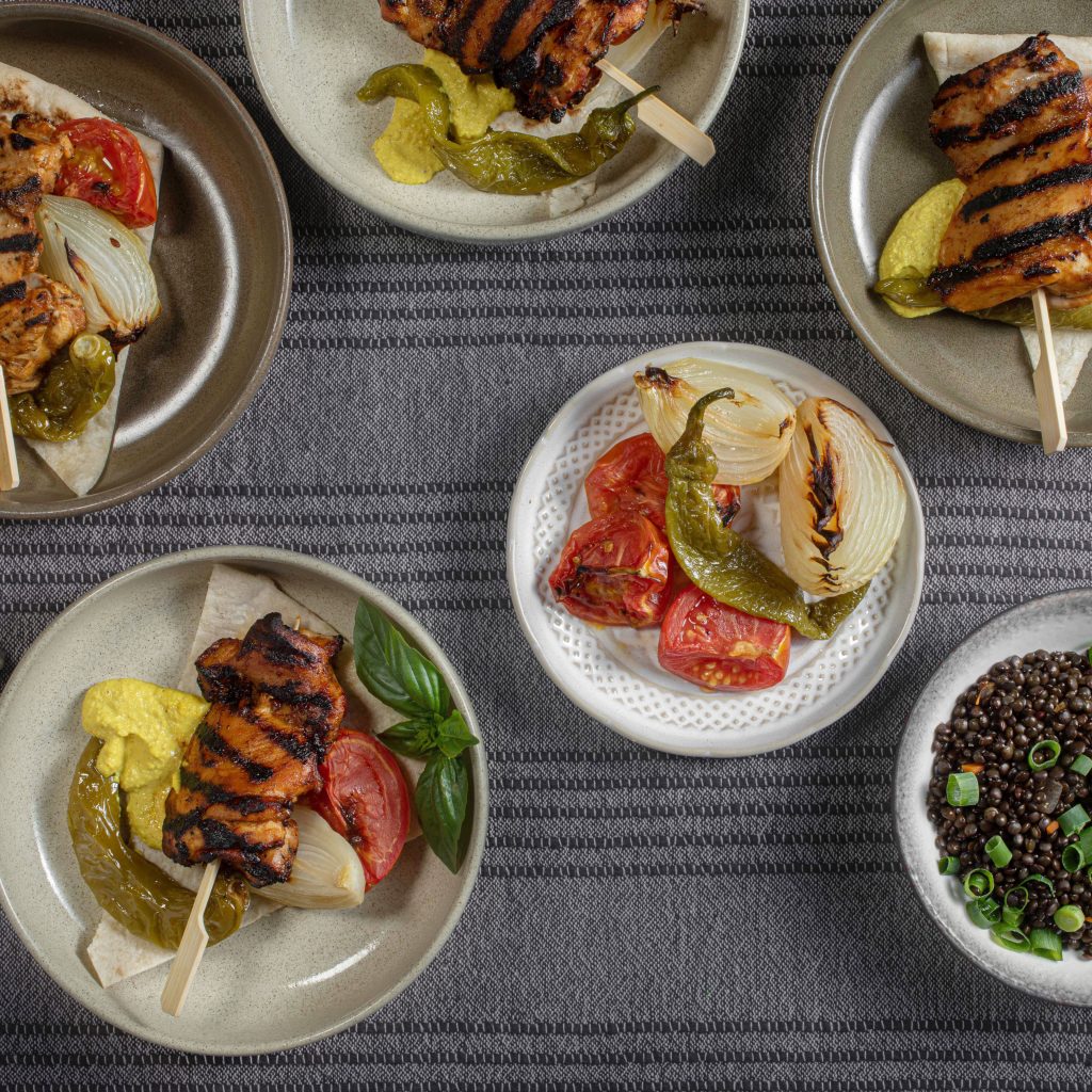 Asif catering_011_ צלוחיות עם פרגית טנדורי על שיפוד מוגשות עם נאן, יוגורט שקדים, עגבניות חרוכות ופלפל צ'ילי שרוף