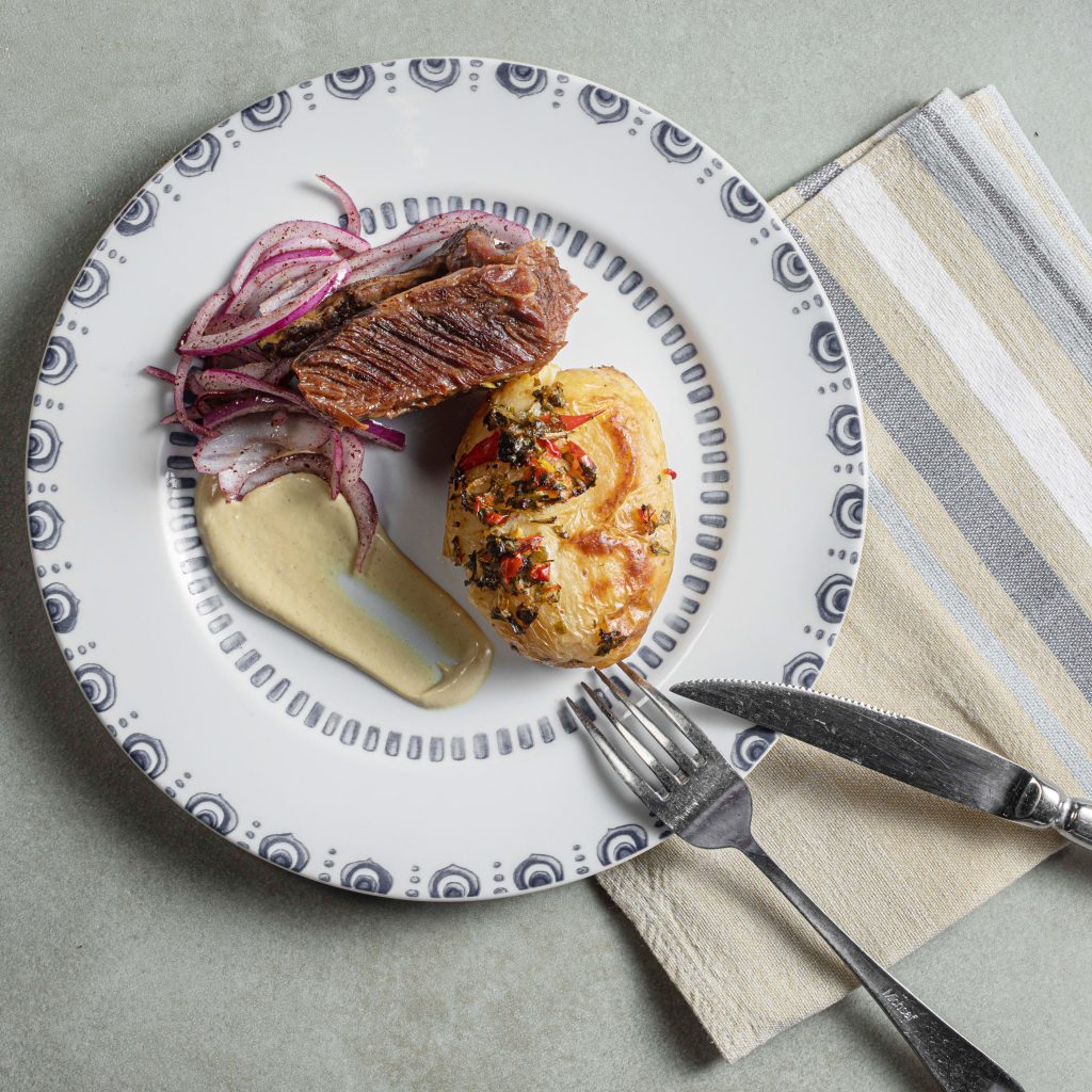 Asif catering_018_ נתח אנטריקוט מיושן בליווי רוטב דמי גלאס ותפוח אדמה רוטסרי על צלחת מעוטרת