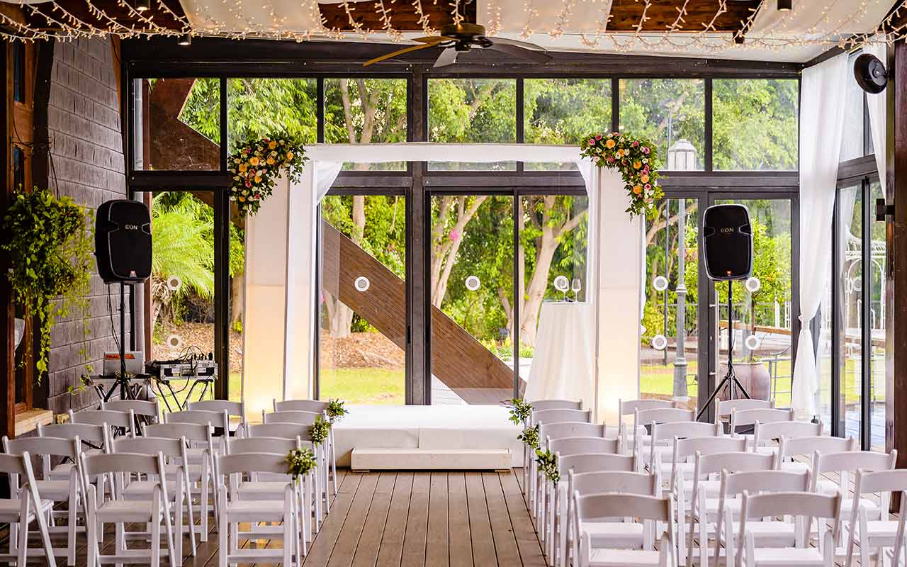 חופה יפנית מעוצבת בפרחים במרפסת השקופה בגן